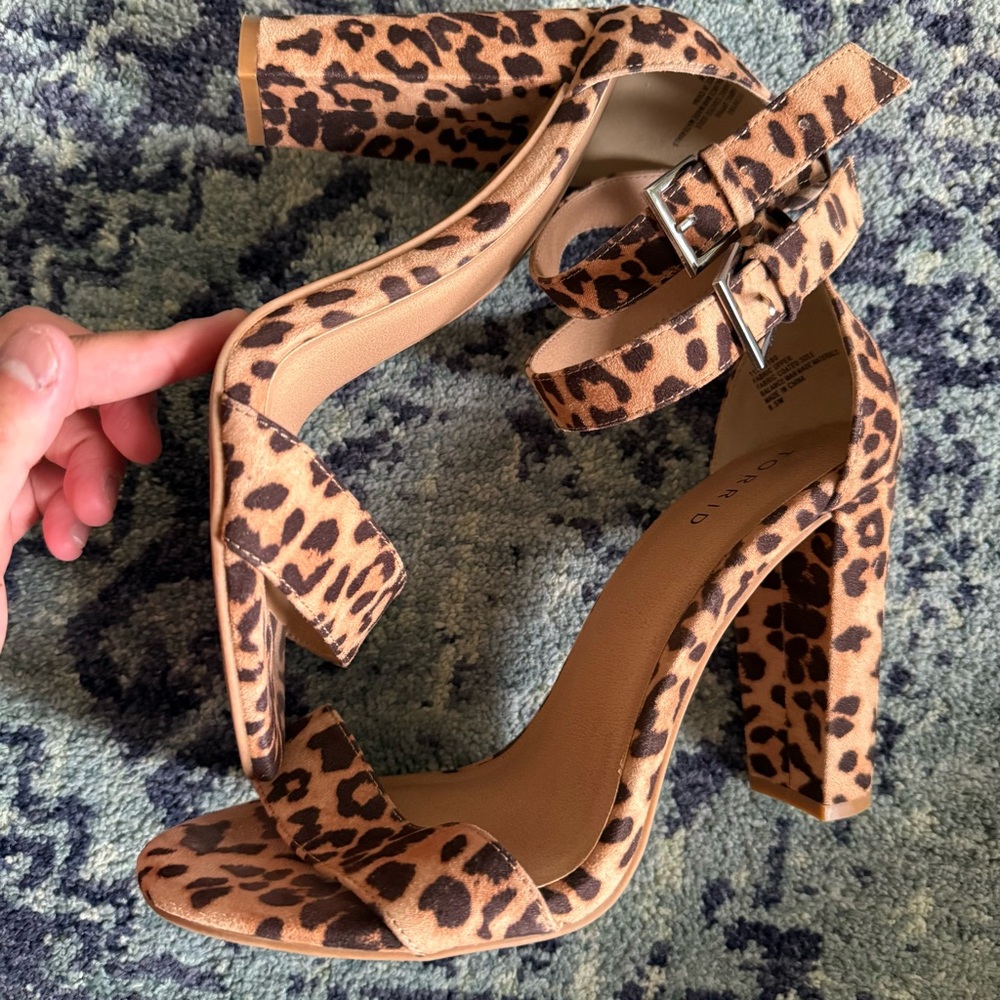 Torrid Leopard Print Sandal Heels With Strap & Buckle Closure Size 9.5W - Picture 4 of 7